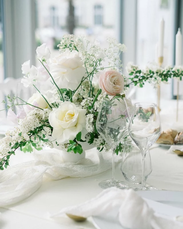 Des tons pastels pour un dîner délicat et raffiné 🌸

Lieu @chateauernest
Design & decoration @thesweetromance
Art floral @cynara.fleuriste
Papeterie @thesweetromance
Photographe @aline_lallemand

#thesweetromance #weddingInspiration #WeddingInspo #weddingdesigner #weddingfleuriste #fleuristemariage #mariage2025 #wedding2025 #tablepastel #monochromewedding #weddingdecor