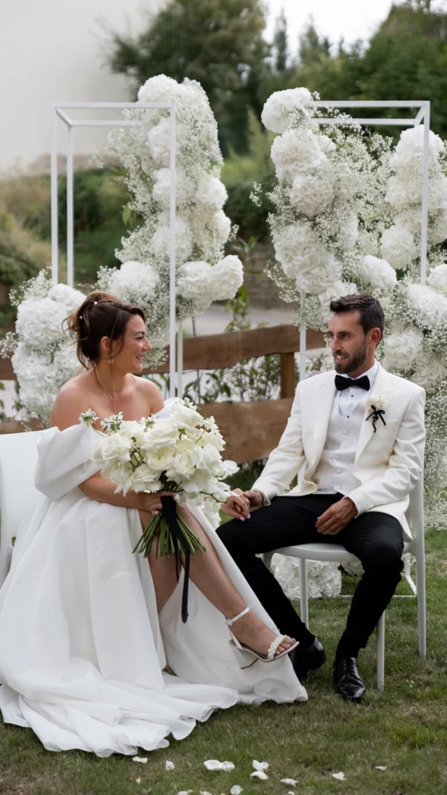 La cérémonie, un moment magique sublimé par des fleurs fraîches et une lumière douce 🌿

Design & decoration @thesweetromance
Art floral @cynara.fleuriste x @thesweetromance
Photographe @marion__fort
Papeterie @thesweetromance
Bride @erneweinorane @cynara.fleuriste

#thesweetromance #weddingInspiration #WeddingInspo #weddingdesigner #weddingfleuriste #fleuristemariage #mariage2025 #wedding2025 #ceremoniedemariage #fleursfraiches #weddingmoment