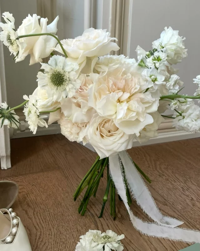 Un mariage effet jardin, minimaliste mais percutant ♡

Design & decoration @thesweetromance
Art floral @thesweetromance
Lieu & Traiteur @marcotulliomariage 
Photographe @clementinemphotographie
Papeterie @thesweetromance
Bride @cel_marco

#thesweetromance #weddingInspiration #WeddingInspo #weddingdesigner #weddingfleuriste #fleuristemariage #mariage2025 #wedding2025 #jardinfleuri #WeddingInspo #compositionfloraleffetjardin